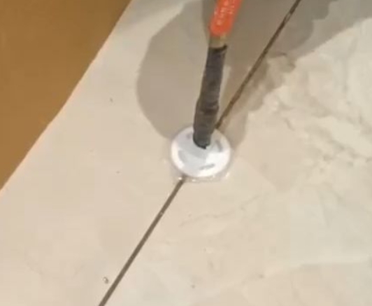 南通市瓷砖空鼓维修公司专业解答瓷砖在铺贴过程中，如果没有涂抹均匀到位的粘结材料（如水泥砂浆或瓷砖胶），可能会导致以下问题