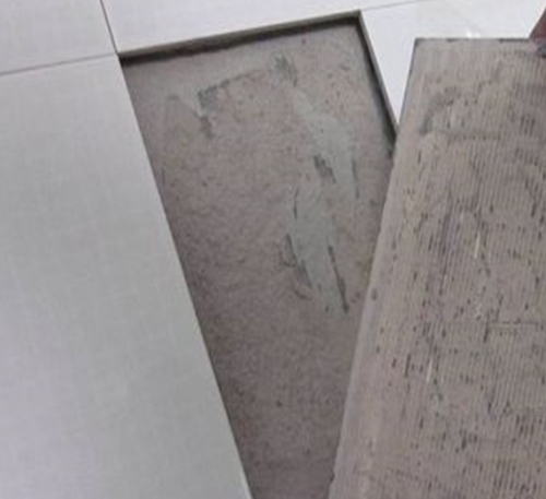 南通市瓷砖空鼓维修公司分享瓷砖铺贴时如果打浆（即涂抹在瓷砖背面和基层上的砂浆或瓷砖胶）过少，会带来以下问题